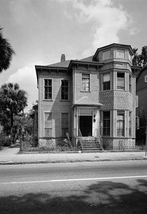 Historic Vacation Rental | Savannah Dream Vacations | Historic house exterior front black and white picture.