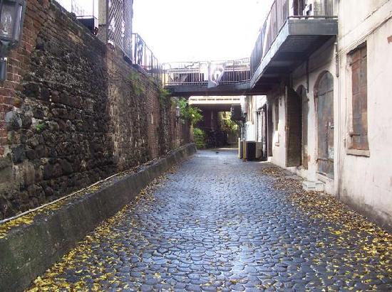 alley-between-river-street